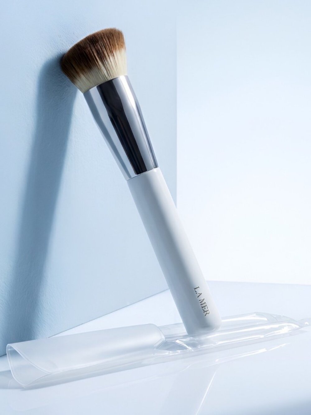 La Mer Skincolor de La Mer The Angled Foundation Brush NIB Sealed | Discontinued